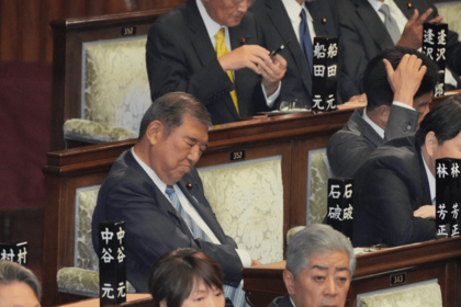 首相指名選挙でスヤスヤと居眠りをする石破茂首相（2024年11月11日、写真は「週刊女性」撮影）