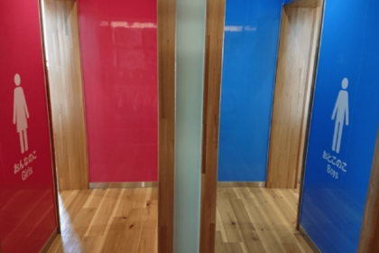 “リフォーム”された学校のトイレ。入り口もカラフルになっている