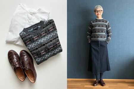 首まわりがすっきり見える襟なしの無印良品のシャツ。シャツのチラ見せはセーターを着るときによく使うワザ