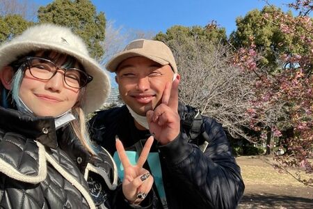 バンドじゃないもん！！MAXXNAKAYOSHIの大桃子サンライズちやん（左）とトム・ブラウンみちお（本人のTwitterより）