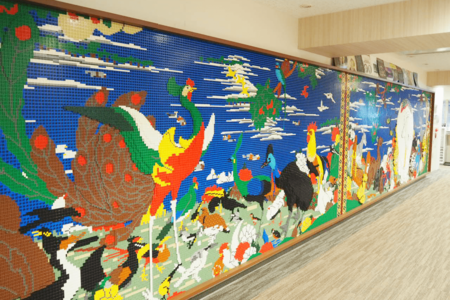 ほぼ原寸大で再現した若冲の『鳥獣花木図屏風』