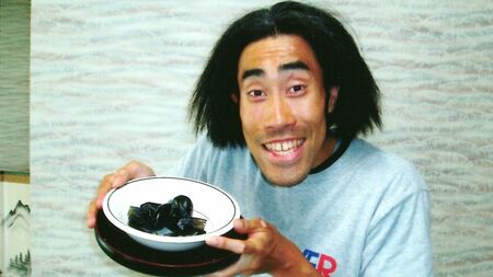 '08年、叔父の家でたまたまナスの漬物があったので記念写真。舞台に熱中していたころのなすび