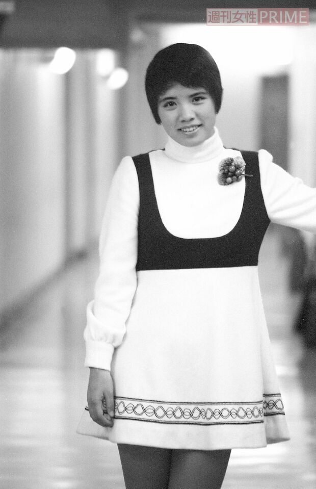 デビューした年の初々しいカット。ショートヘアが“たわし”と形容されたことも（'72年撮影）
