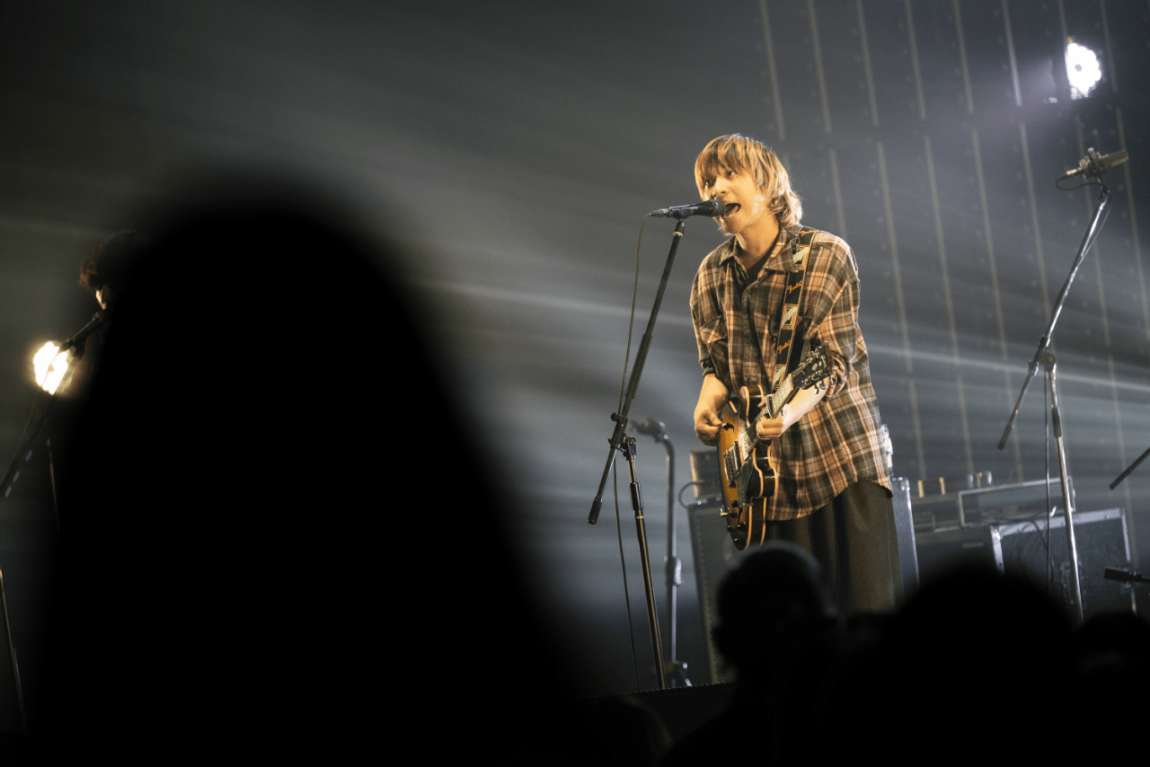 「最近は『SNSでトレンドになったからすごい』と言われることの脆さを感じています。例えば、テレビに出ている人の立ち姿を見るだけで『この人はライブの経験がないな』とわかるんです。それは誰にでも伝わると思う。理屈じゃなくて本能で。そういうものを突き詰めたいから、ライブに来てくれる人を今まででいちばん意識しているのかもしれないですね」と話した