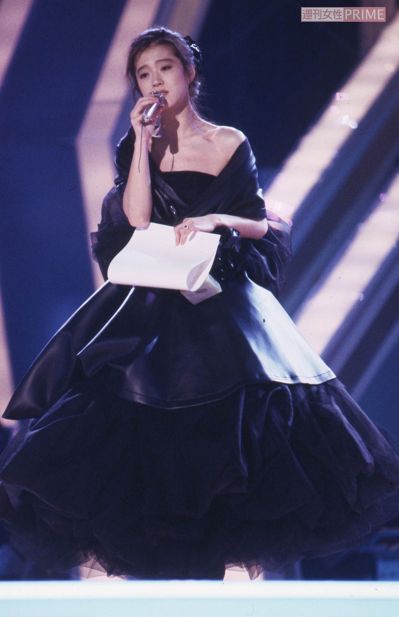1987年『全日本歌謡音楽祭』で特別話題賞を受賞し『難破船』を歌い上げる中森明菜。黒ドレスで色気たっぷり