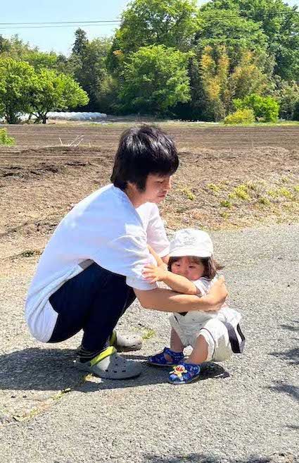 父親の塚越寛人さんと湊斗くん（画像は遺族提供）