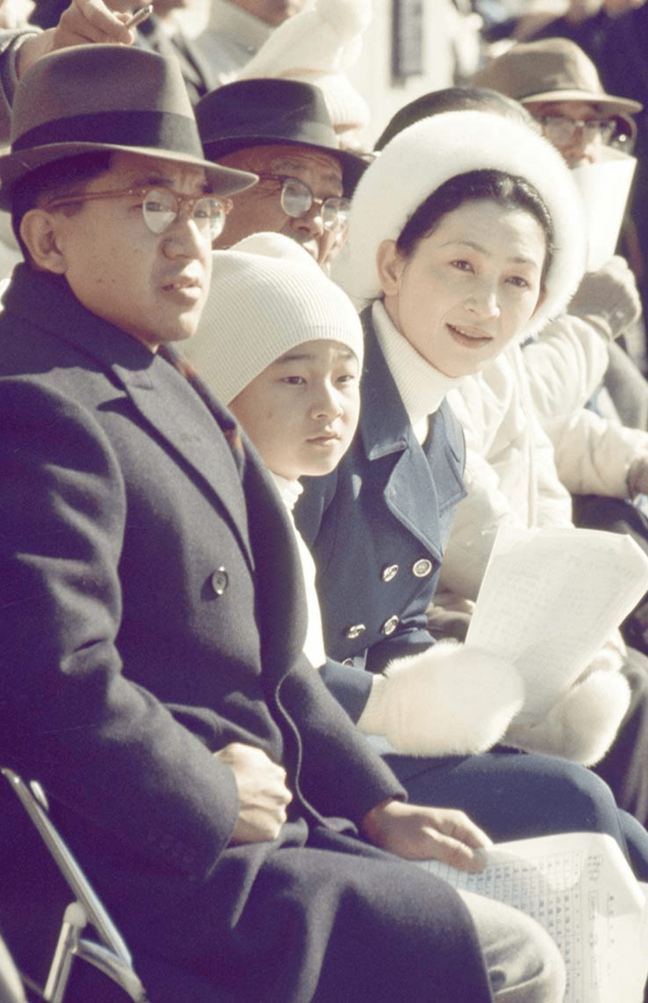 1970年代、'70年1月、第25回冬季国民体育大会で美智子さま、浩宮さまとスケートをご観戦（撮影/JMPA）