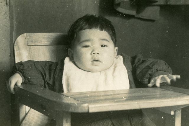 江戸っ子の大家族の中、芸事と笑いに囲まれて育った