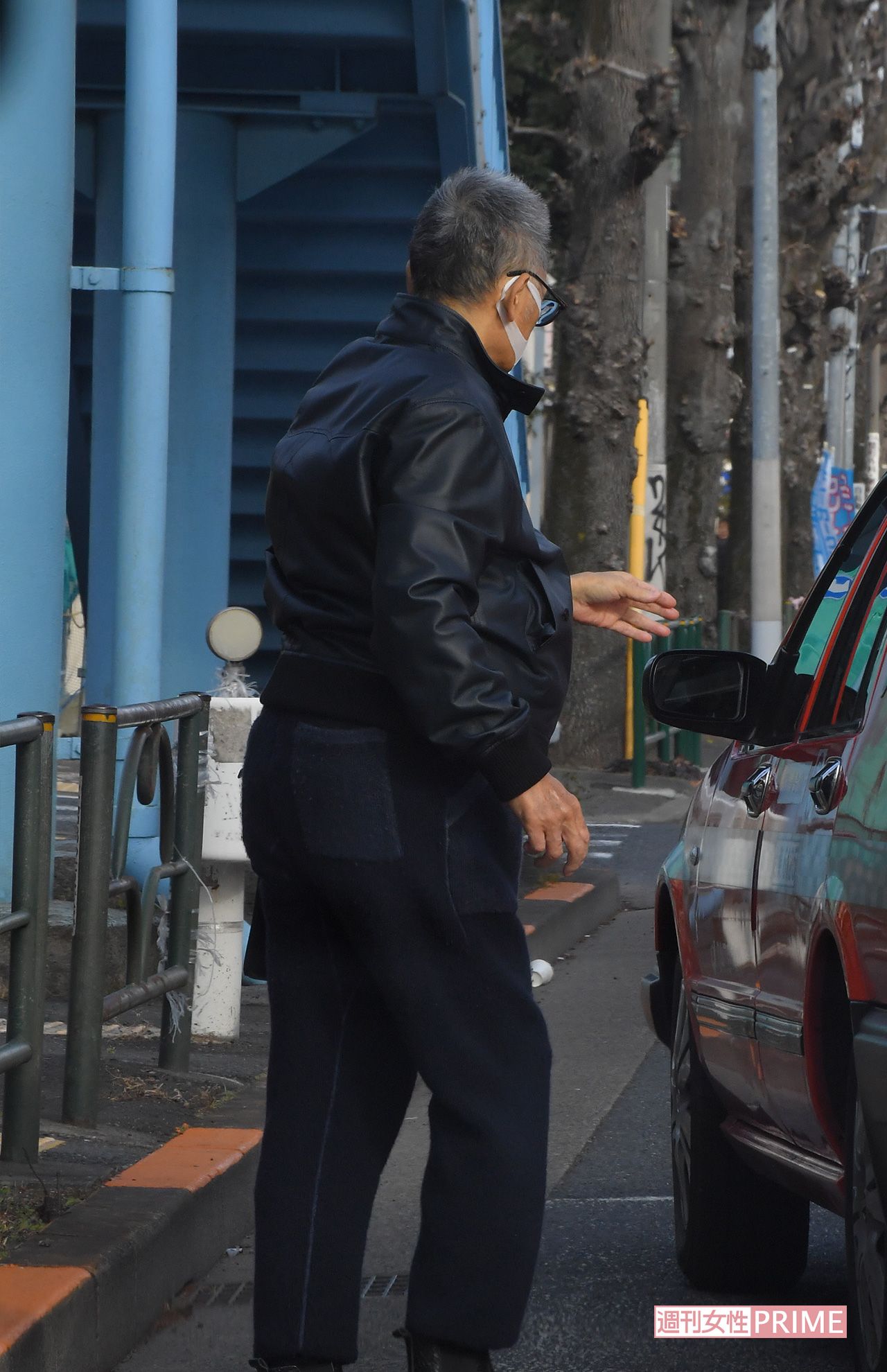 バス停でタクシーをつかまえる萩原健一（2019年1月撮影）