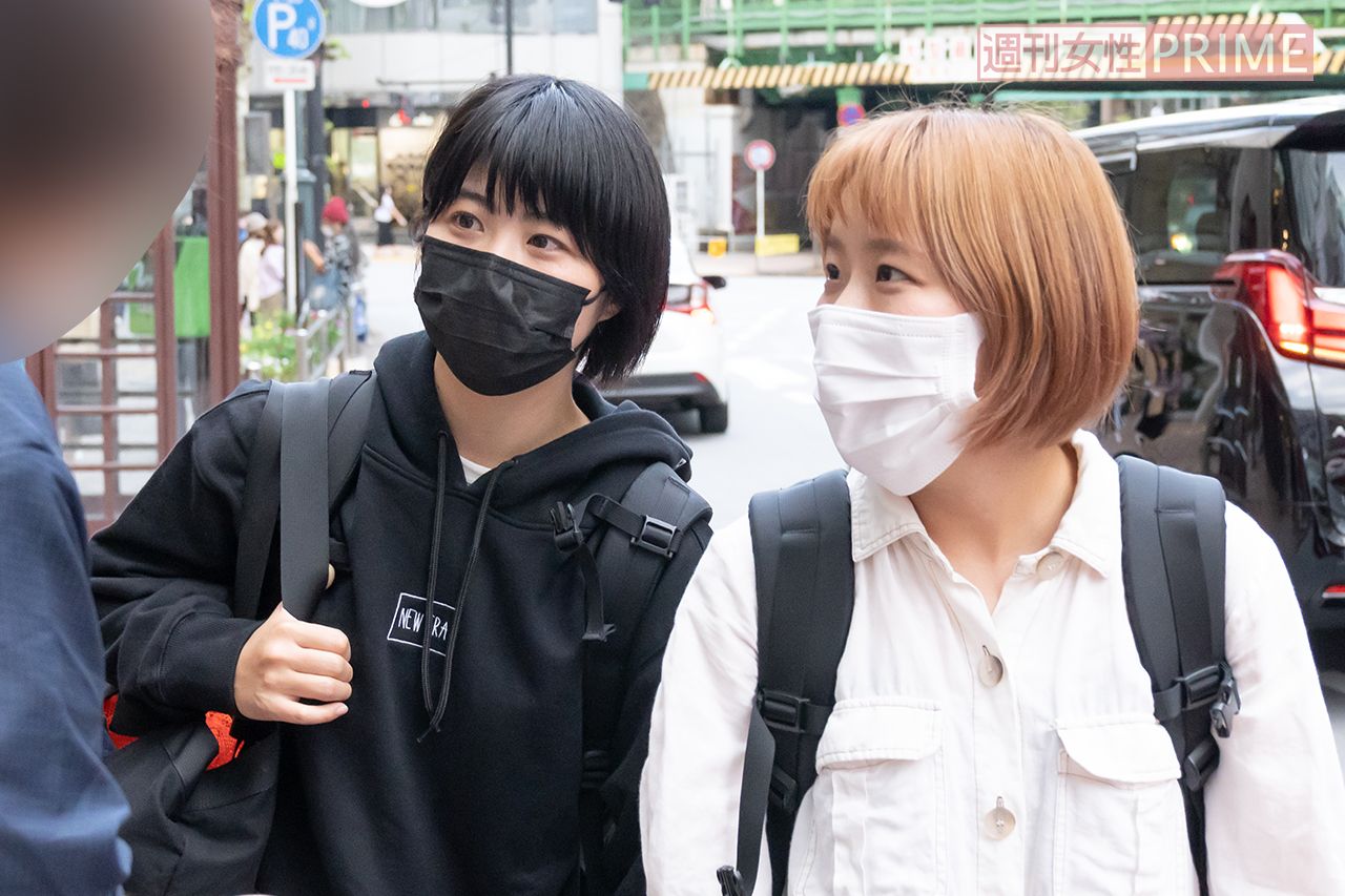 直撃に答える加納（左）と村上