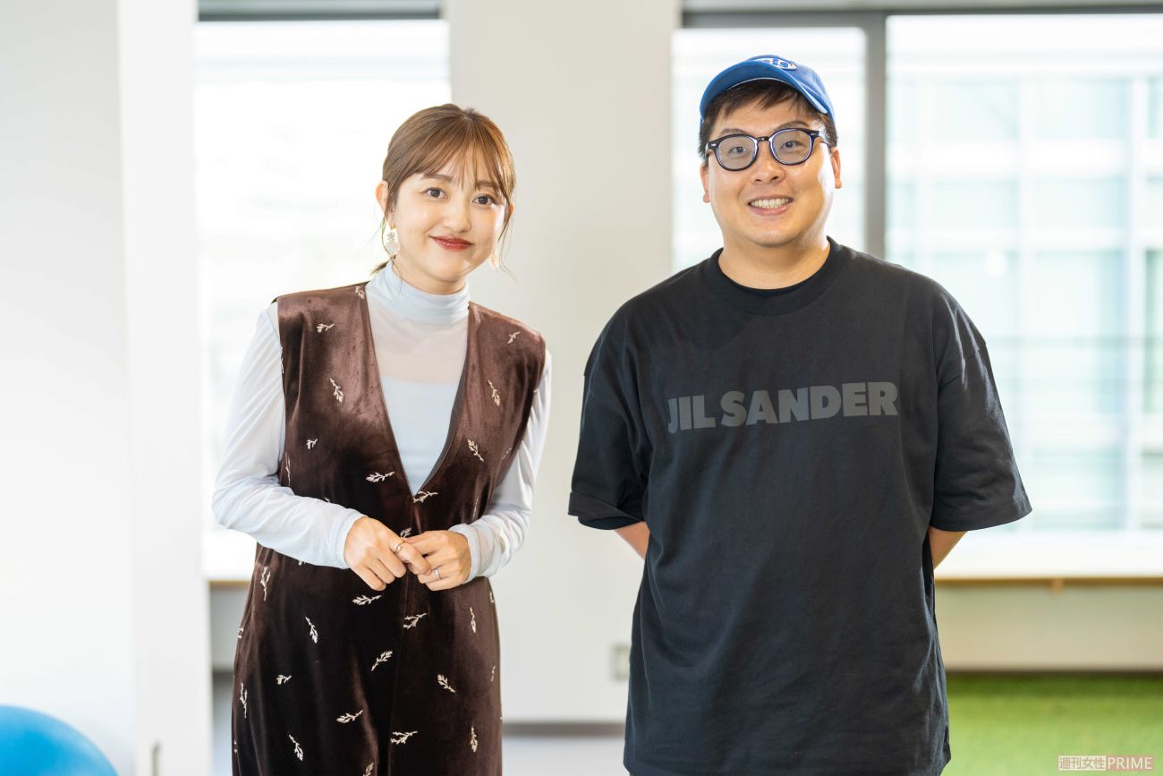 放送作家・澤井直人（右）と菊地亜美　撮影／佐藤靖彦