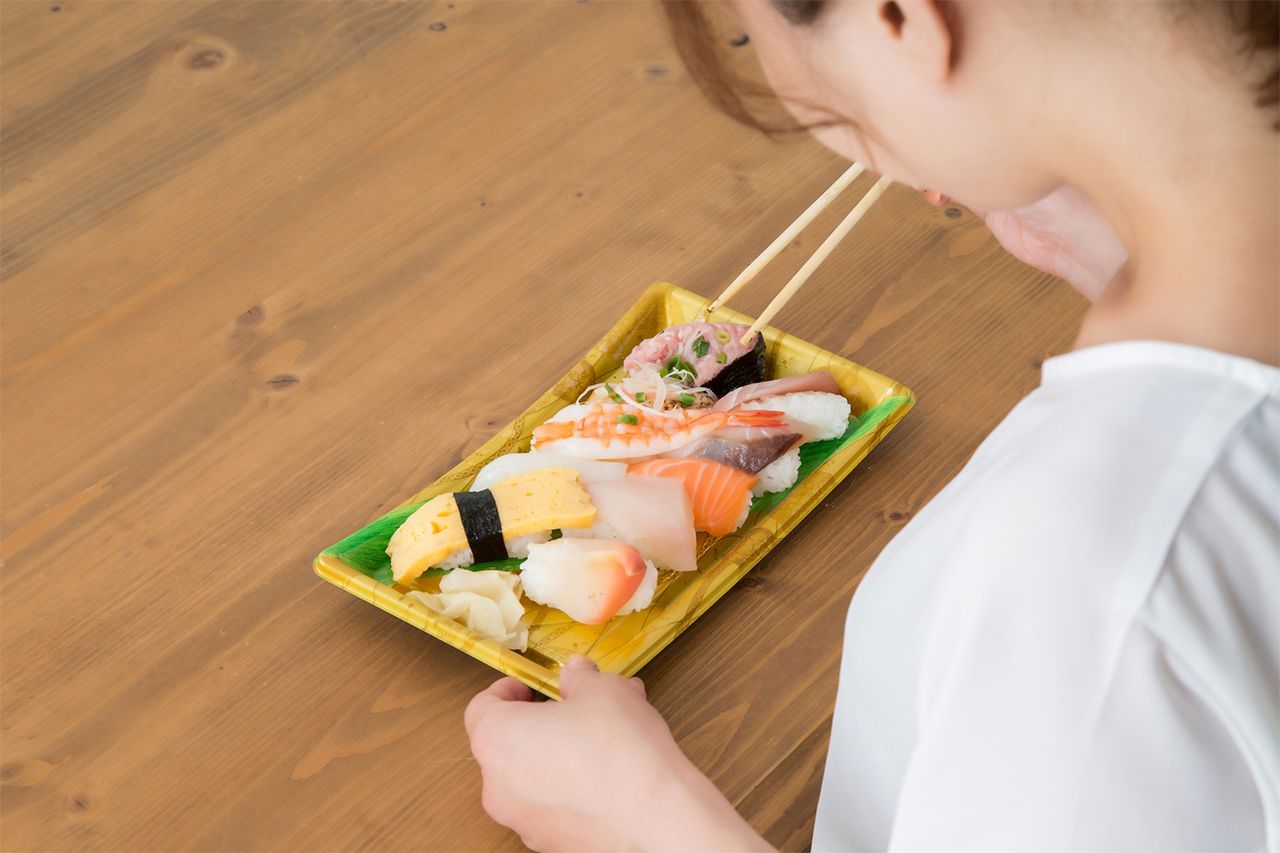 お寿司を買って自宅で食べれば消費税は8%とのこと