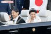 '19年11月、天皇陛下の即位を祝うパレードである『祝賀御列の儀』。燕尾服の陛下とローブデコルテにティアラ姿の雅子さま。およそ11万9千人の国民が沿道に集まった。
