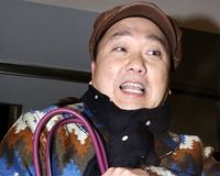 舞台に飛び入り参加の山本圭壱、舞台裏では関係者に謝罪