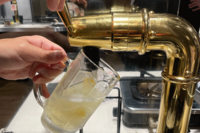 ハイボール、レモンサワーを自分で注いで楽しむ「蛇口酒」が大人気! “60分550円”で成功できるアイデア飲…