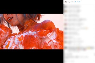 水色の髪の毛に変身した写真をアップした平手友梨奈。顔の一部と胴体しか写っておらず、コメントもなし（本人のインスタグラムより）