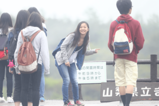 ICUのオリエンテーション合宿にはカジュアルなファッションで参加した佳子さま（2015年5月16日）