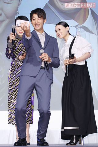 左から樋口可南子、竹内涼真、杉咲花