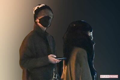 同棲中のマンションから出てきた川谷絵音と松本愛（2022年）