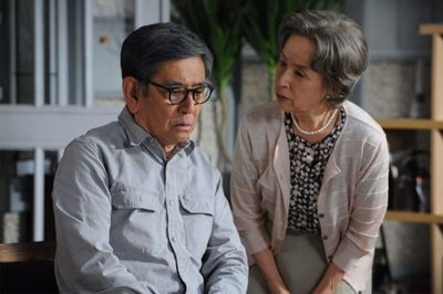 前シーズンの『やすらぎの郷』（テレ朝系）に出演する主演の石坂浩二（左）と八千草さん