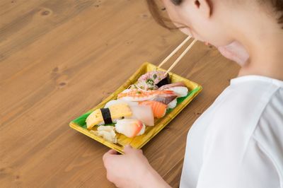 増税＆軽減税率がスタート！ 辛酸なめ子がテイクアウトで感じた「店員の鋭い眼光」