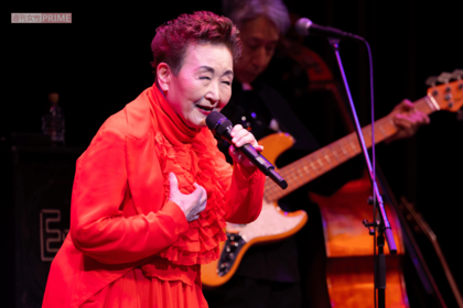 「分断されている人たちをつなげたい」。歌の力を信じて、登紀子は今日もステージに立ち続ける　撮影／佐藤靖彦