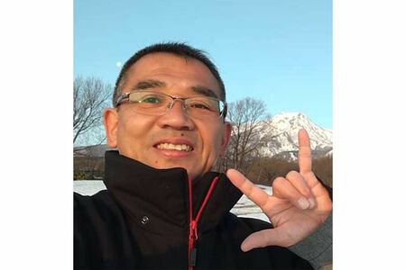 自撮りの得意ポーズはアメリカ手話の「アイ・ラブ・ユー」だ（井上容疑者のSNSより）