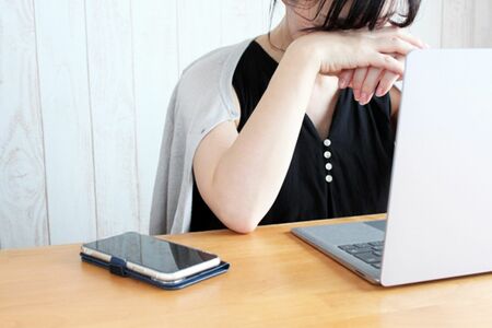 日常生活で座っている時間が長いという人は要注意。座りっぱなしを避け、立ち上がったり歩いたりすることを意識したい※写真はイメージです