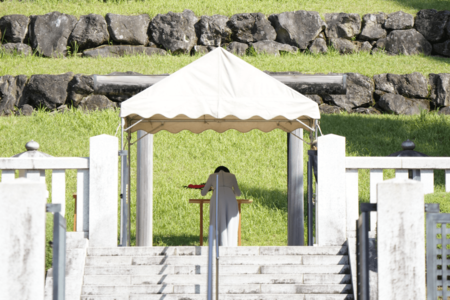 昭和天皇の武蔵野陵と香淳皇后の武蔵野東陵を参拝された佳子さま。ペルーへの公式訪問は11月1日～10日の予定（撮影／JMPA）