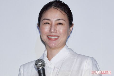 井川遥、フランス老舗ブランドのフラットシューズ“美脚ショット”を披露も「魅力活かせてない」とSNSで嘆…