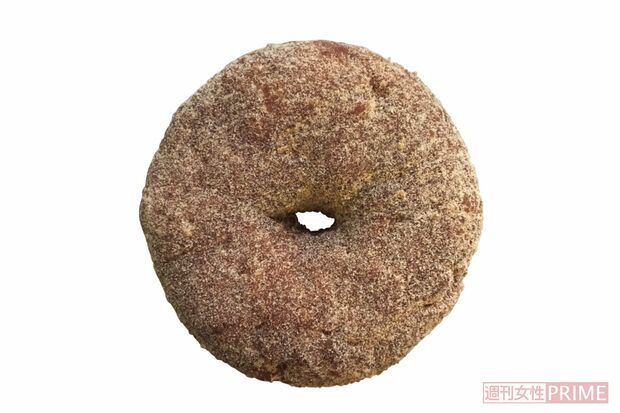 甘酒入り生地のやさしい甘み『麦むぎドーナツ』/ヤマネコドーナツ　　古代小麦に自家製甘酒を加え、生地に甘みを出した。「はったい粉がまぶしてあり、香ばしい風味が特徴。滋味あふれるドーナツです」／200円 8cm