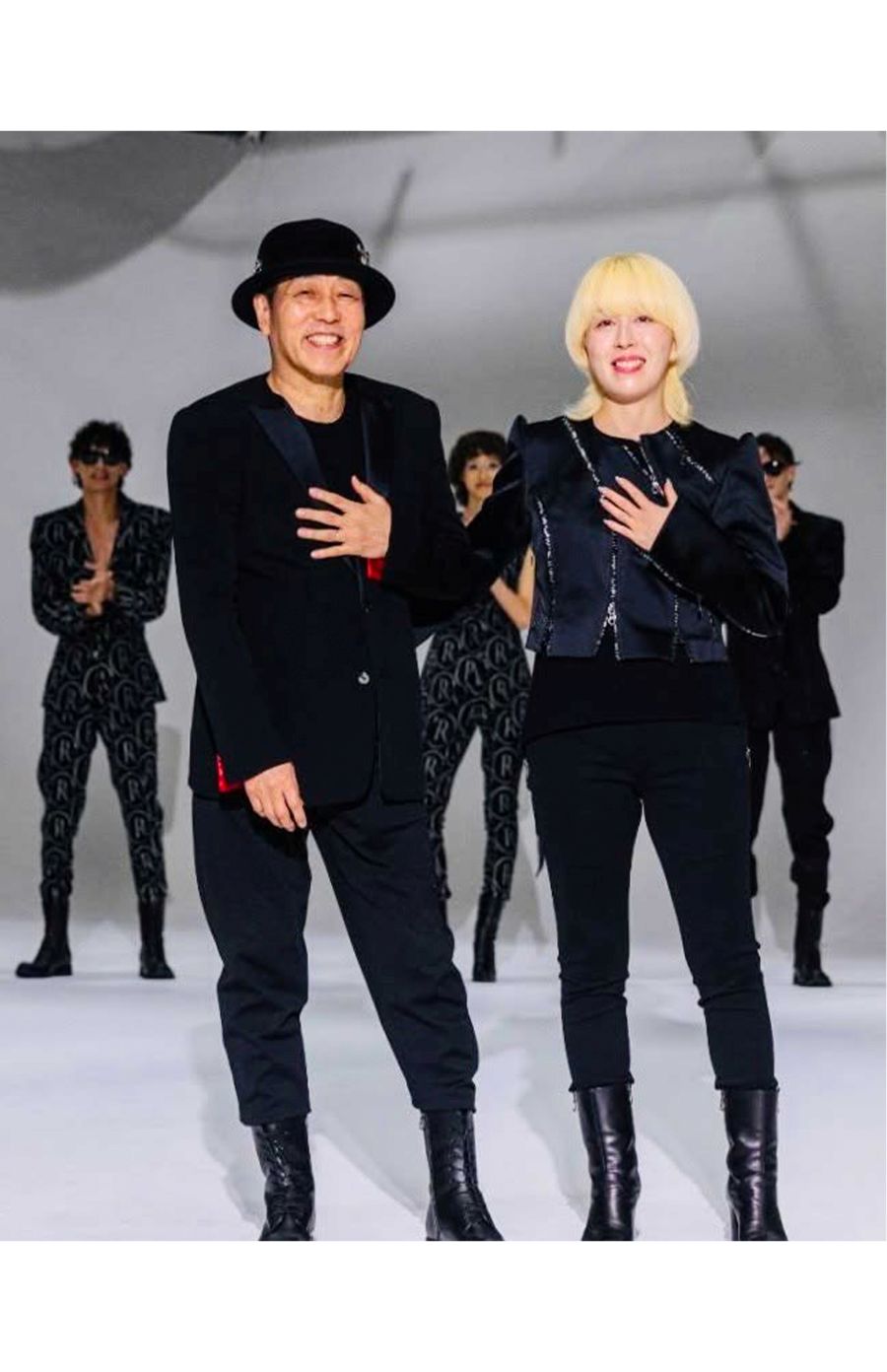 デザイナー・山地正倫周氏と妻でパートナーのりえこ氏。NYコレクション2025春夏フィナーレで（公式インスタ@rynshu1217より）　