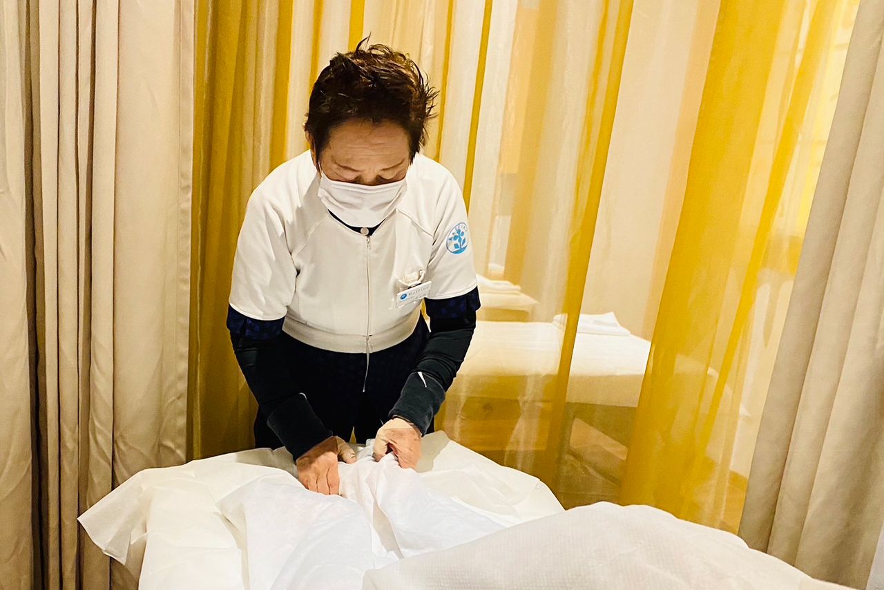 「大抵いつも予約で埋まってしまいます」という吉野さんの施術。身体だけでなく心も癒される