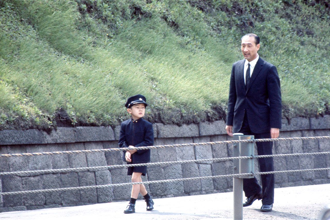 学習院初等科に初登校される天皇陛下。このころから帝王学の学習を始められた