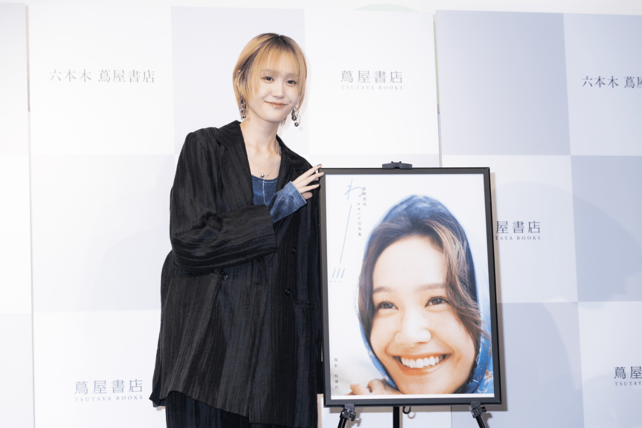 セカンド写真集『わー!!!』発売記念会見に参加した尾碕真花