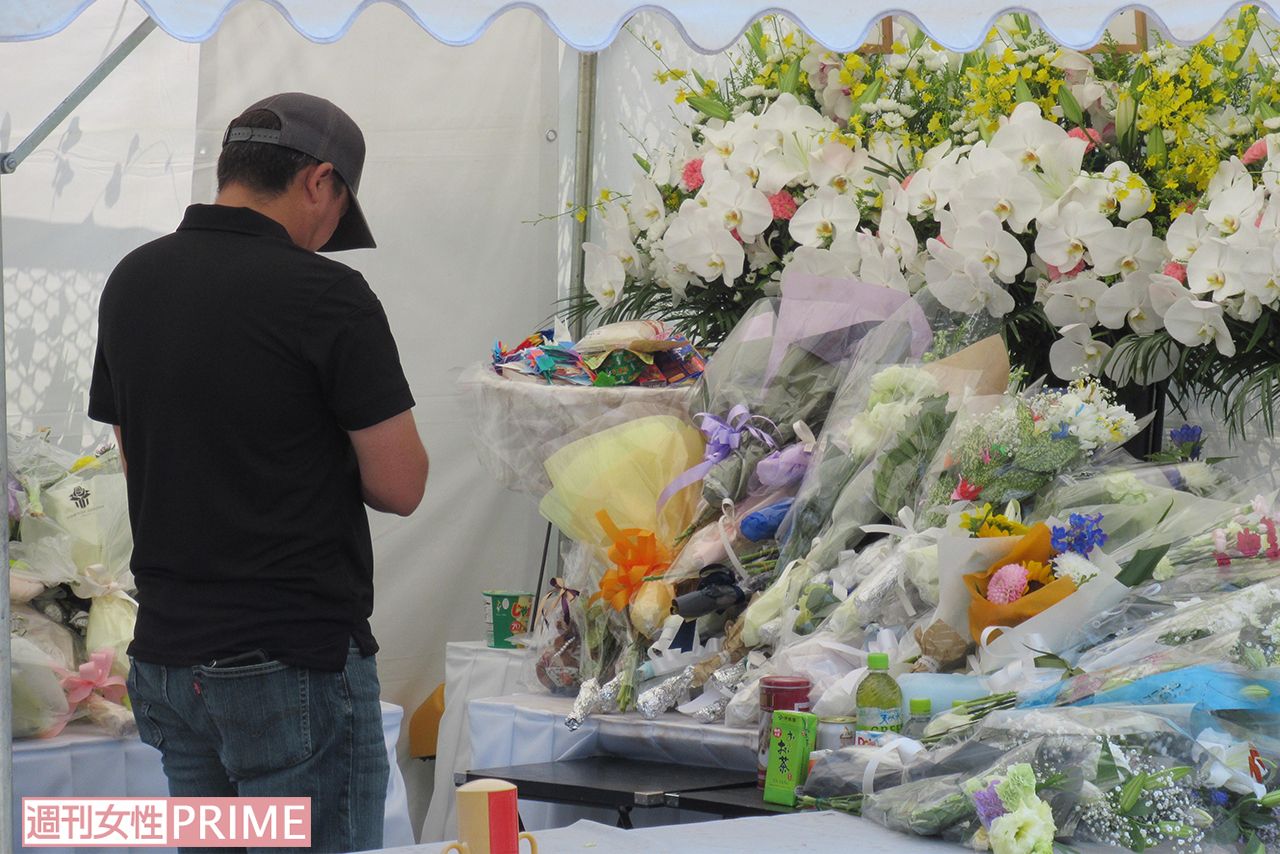 手を合わせて祈る人が絶えない献花台