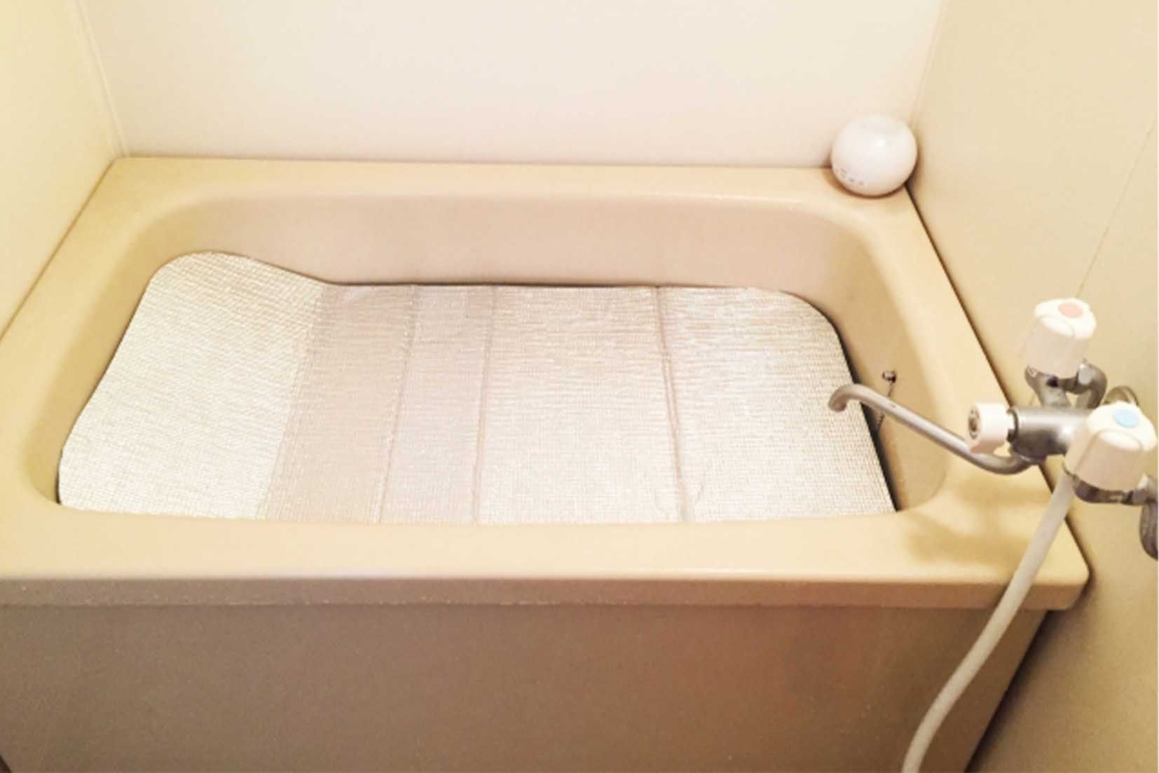 レジャーシートをのせてお湯を保温