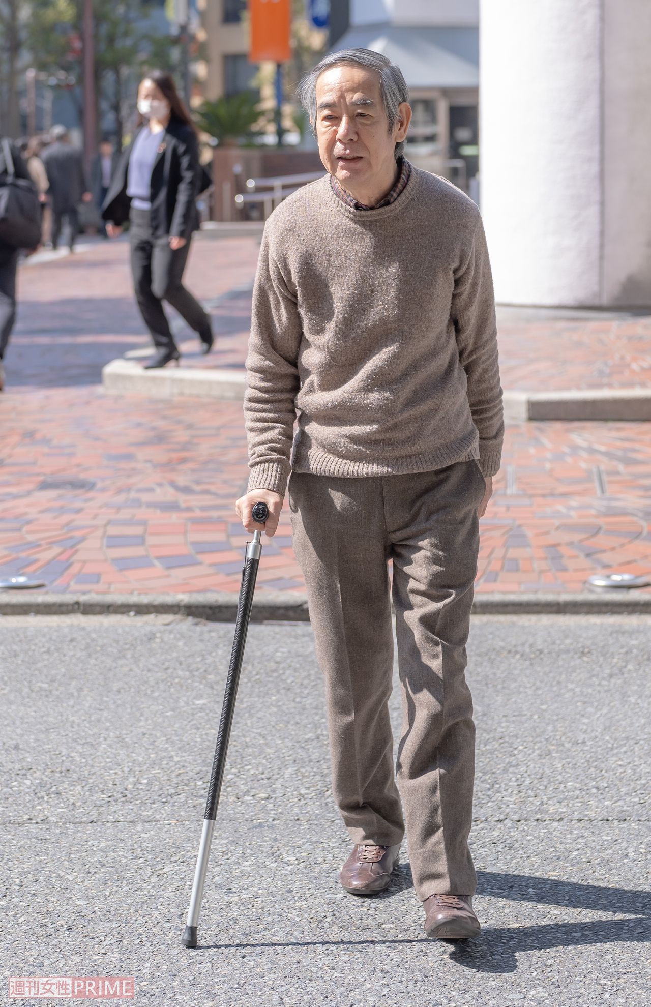 外反母趾を手術したため杖をついて歩くが、がんは克服し健康そのもの。取材にも徒歩でお越しくださった