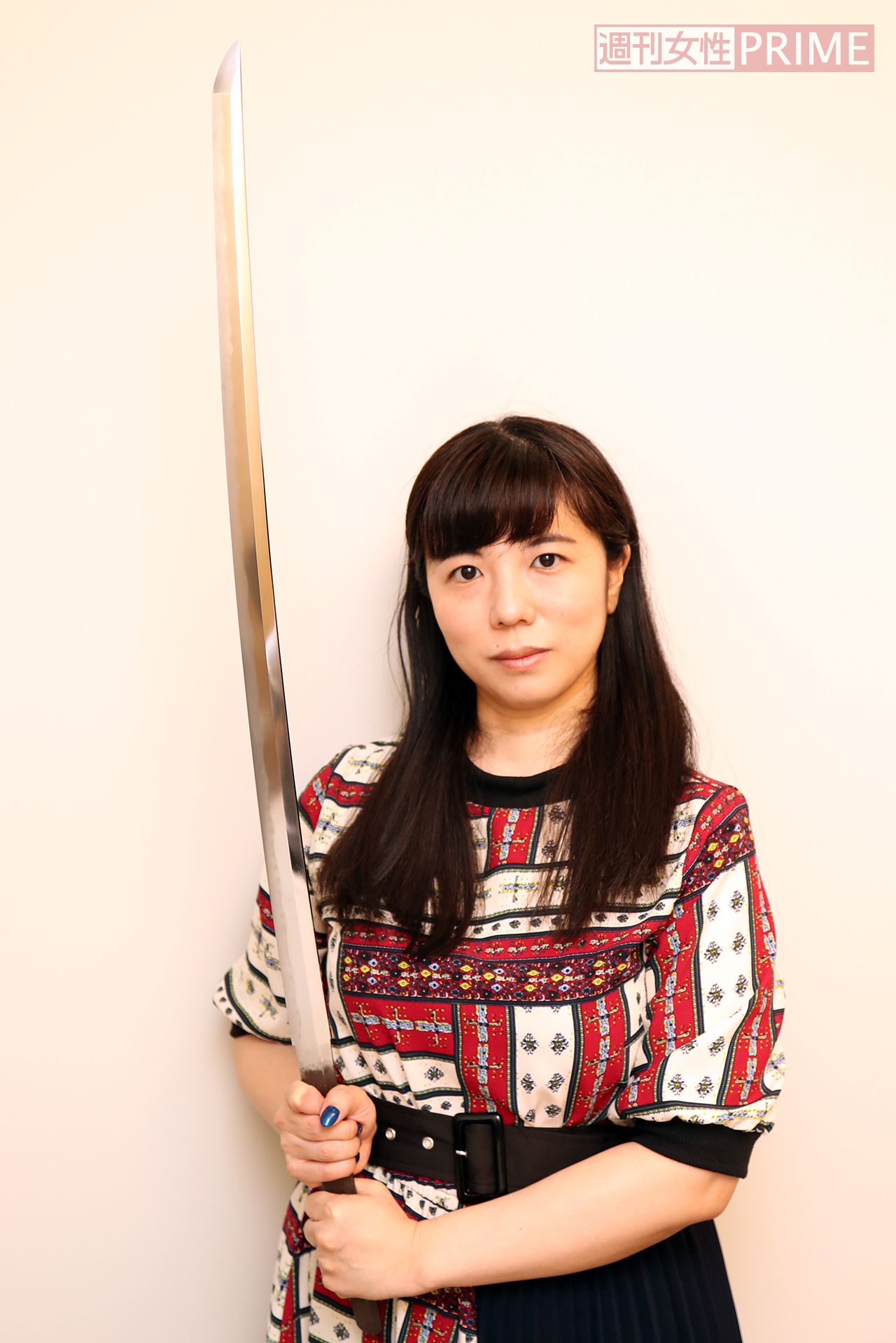 日本刀の重さは1キロ弱。腕がプルプル……※学芸員立ち会いのもと特別な許可を得て手に取って鑑賞しています　撮影／坂本利幸