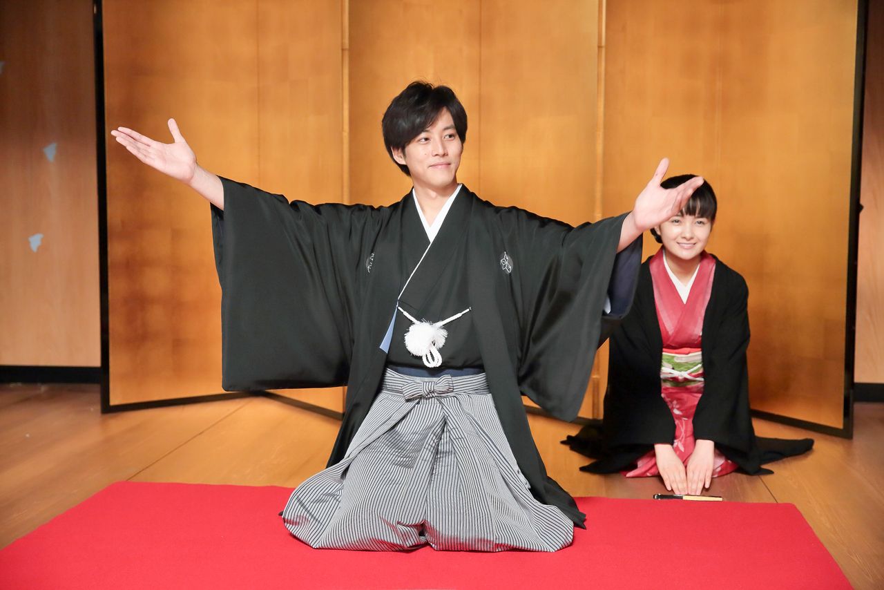 寄席の1周年記念公演であいさつする藤吉。客席には京都の実家から駆けつけた、てんの家族たちの姿も。(c)NHK