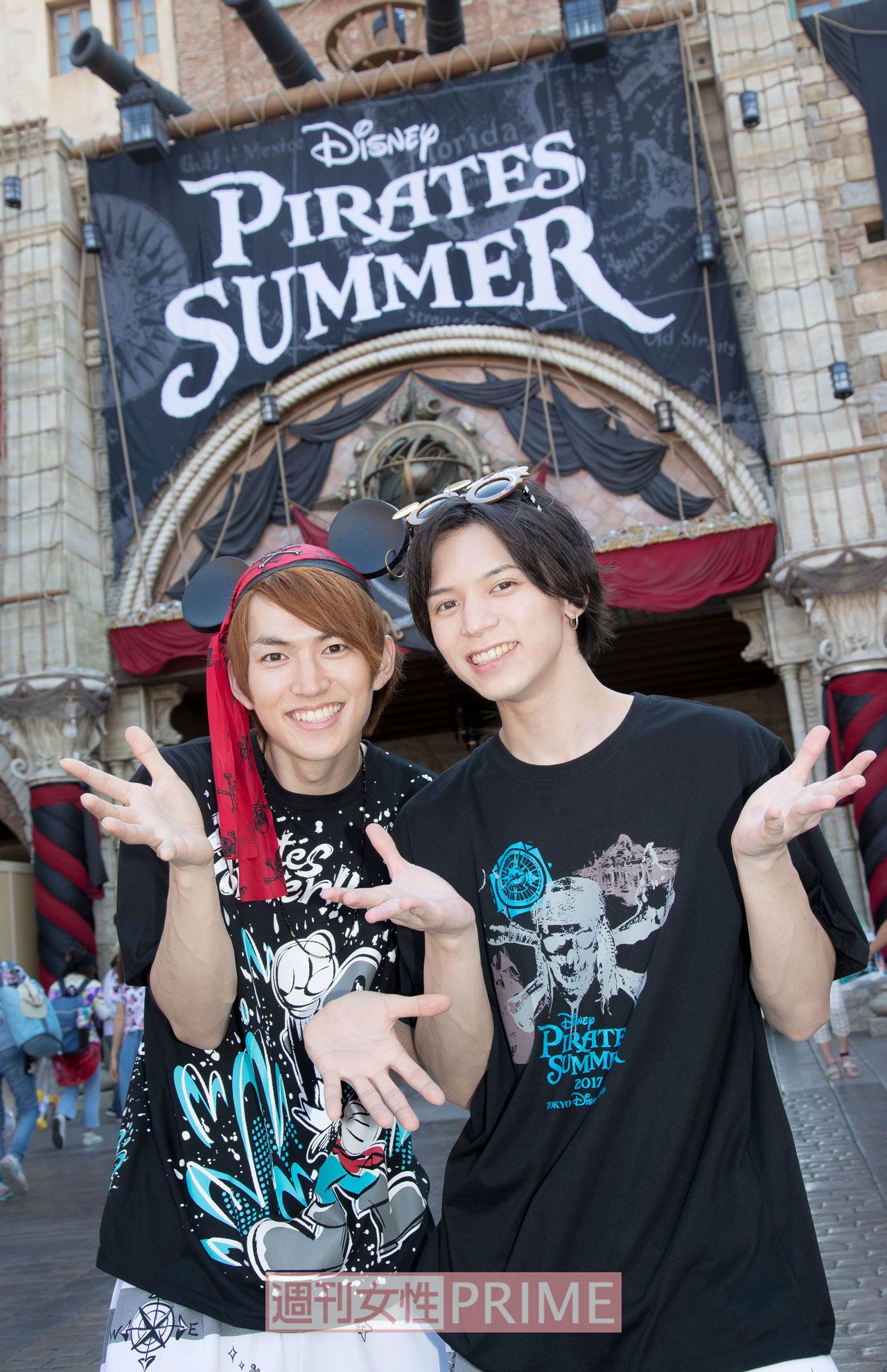 東京ディズニーシーの入り口付近には、海賊旗をモチーフにしたクールな装飾が、どどんと登場！　撮影／伊藤和幸　(c)Disney