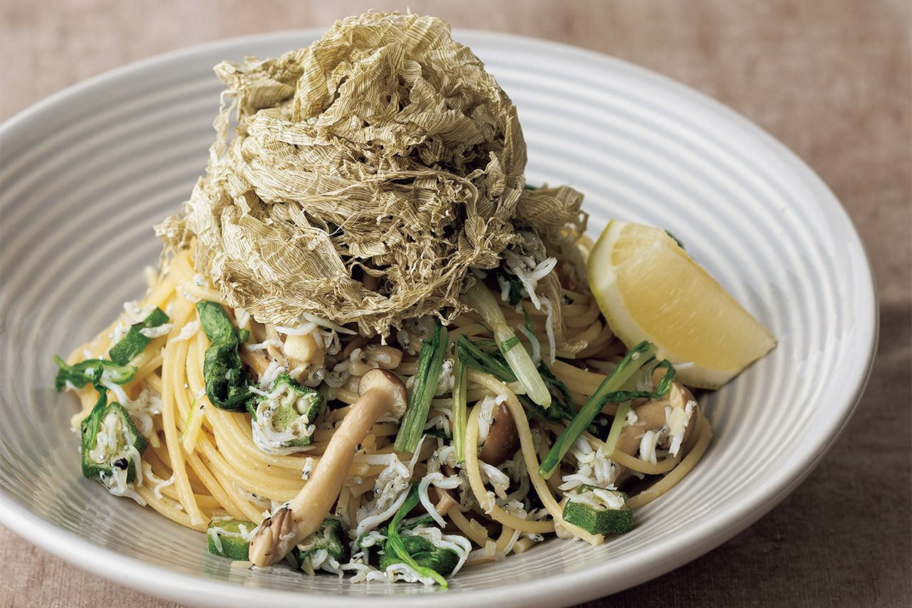 きのことオクラ、とろろ昆布の和風パスタ　撮影／佐山裕子（『君島十和子のおいしい美容「腸活レシピ｣』より）