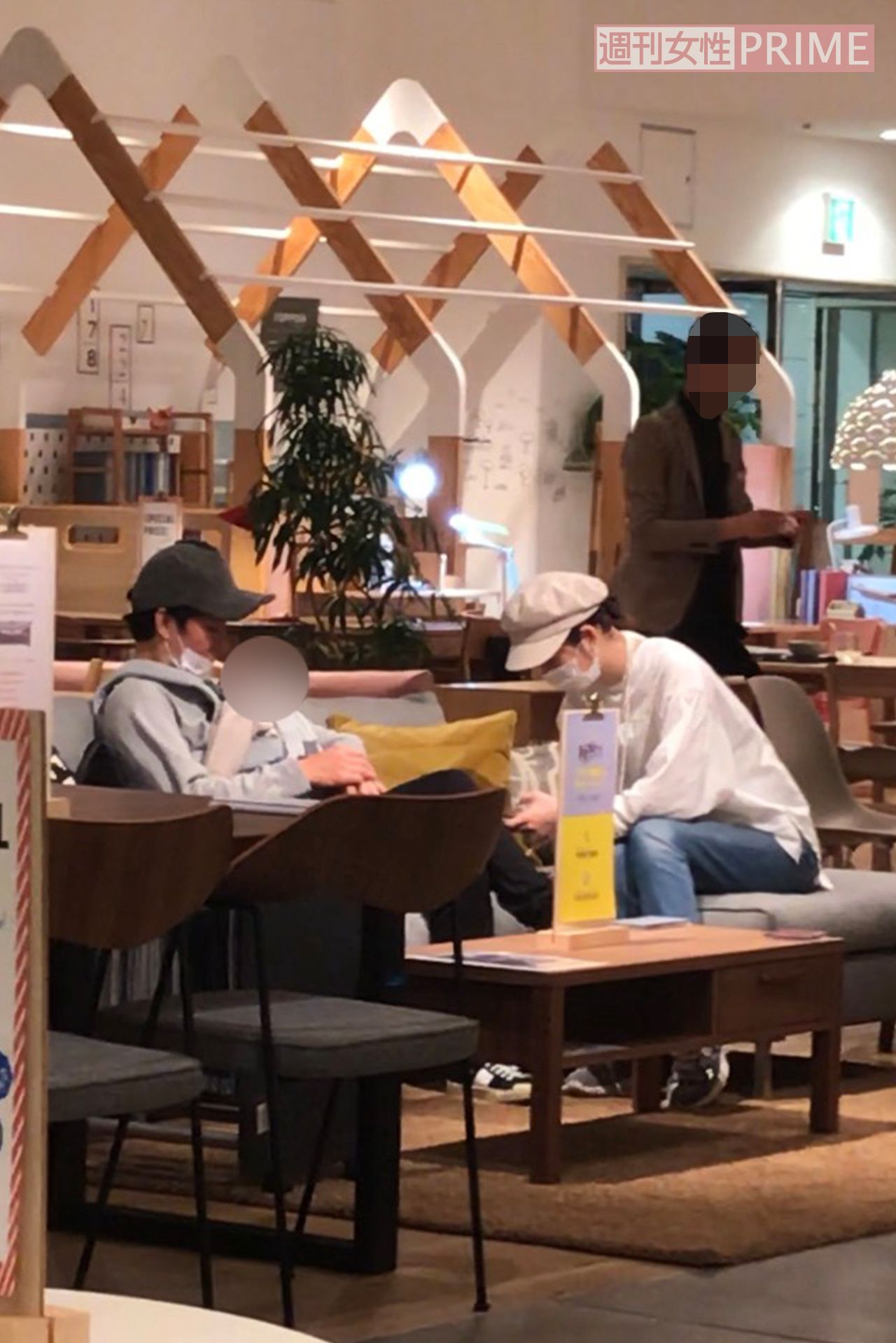 家具店でテーブルを選ぶ佐々木と渡部。渡部は1歳の息子を抱いていた