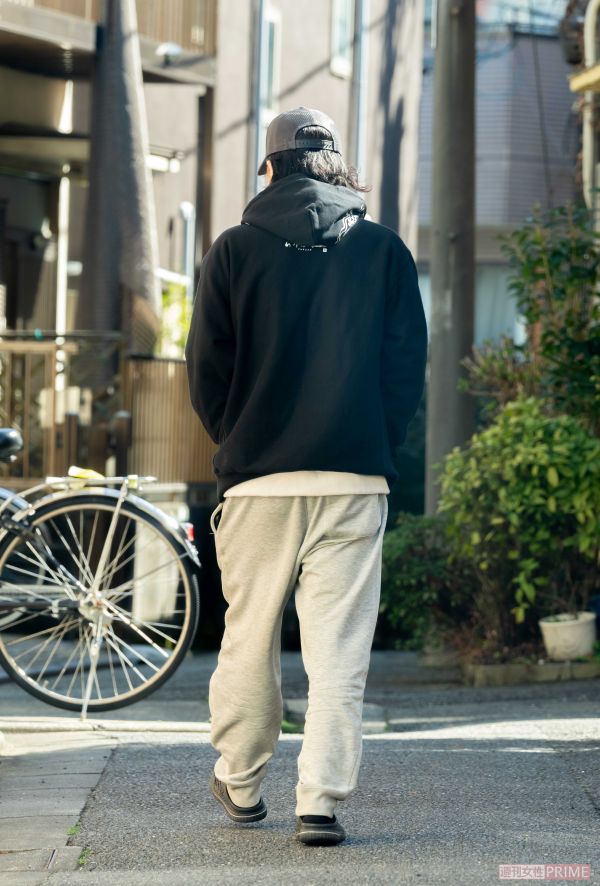 スウェットパンツにパーカーのかなりラフな服装だったギターの葵