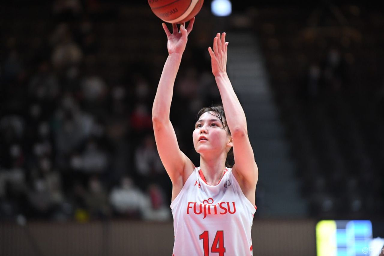 バスケットボール選手として活躍していた真美子夫人（富士通レッドウェーブ公式HPより）