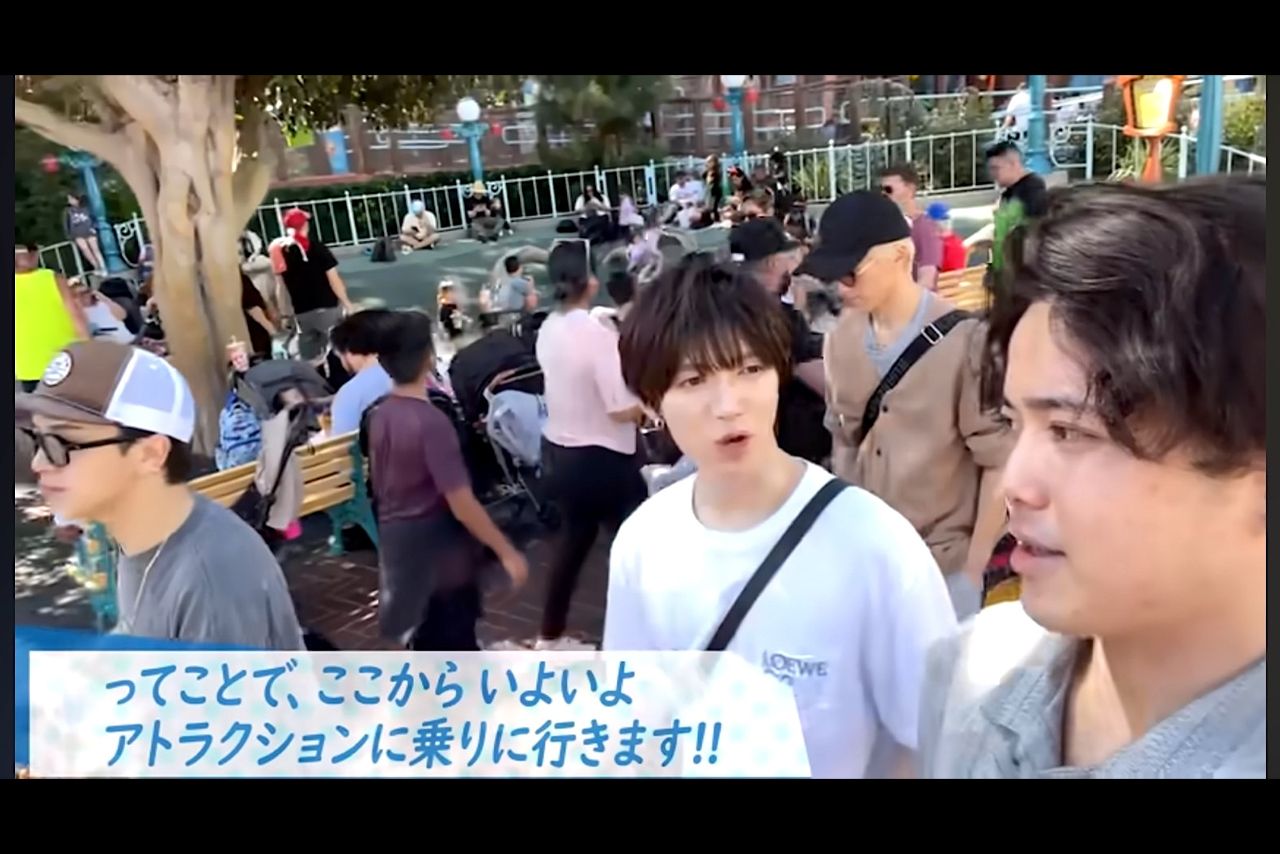 メンバーがはしゃいでいる中、うつむき気味にあるく如恵留