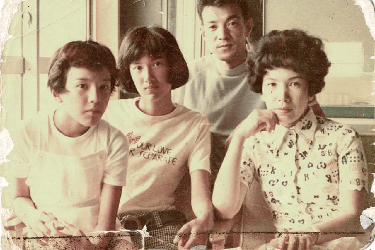 小学生のころの麻倉未稀さん（写真左）とその隣が姉の美和子さん。この写真は亡くなった母・惇子さんが常に持ち歩いていたバッグに入っていたそう