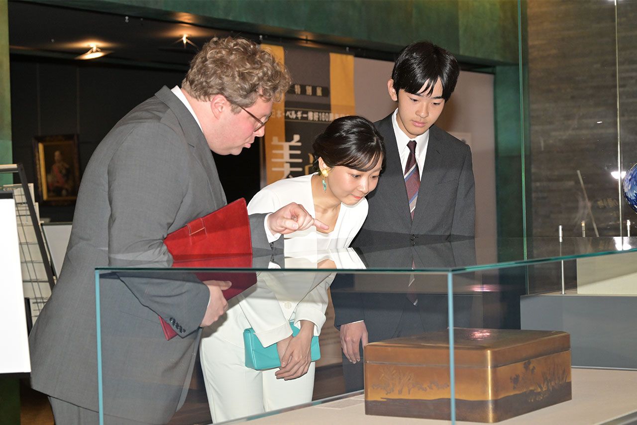 作品を見つめる佳子さまの耳元には”友禅染のパンジー”が揺れる