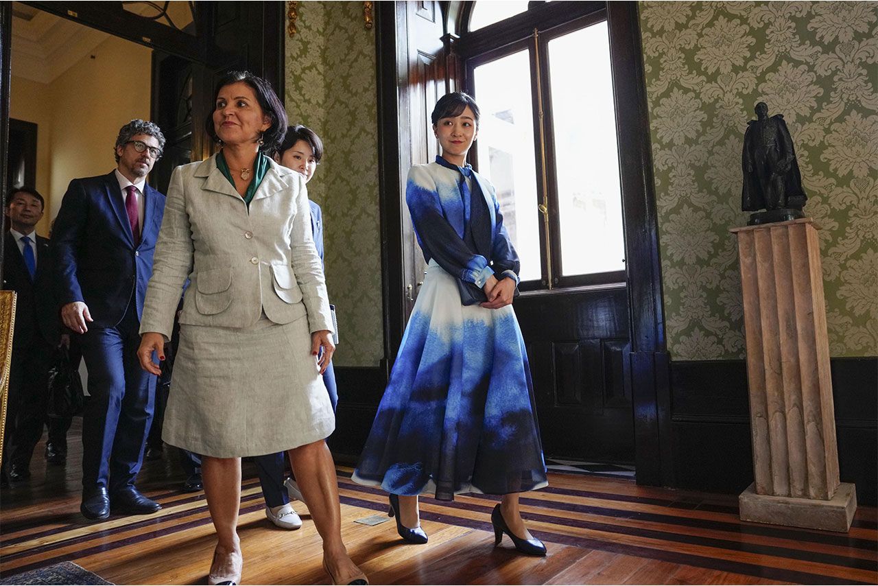 ブラジル訪問の際、リオデジャネイロでは海を思わせるブルーのセットアップをお召しに。