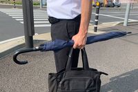 男性は横持ち、女性は斜め持ちに要注意！ 告訴もあり得る「傘」の危険な持ち方